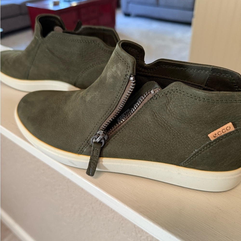 ECCO Women’s Olive Green Sneakers New Without Tags - Picture 3 of 4